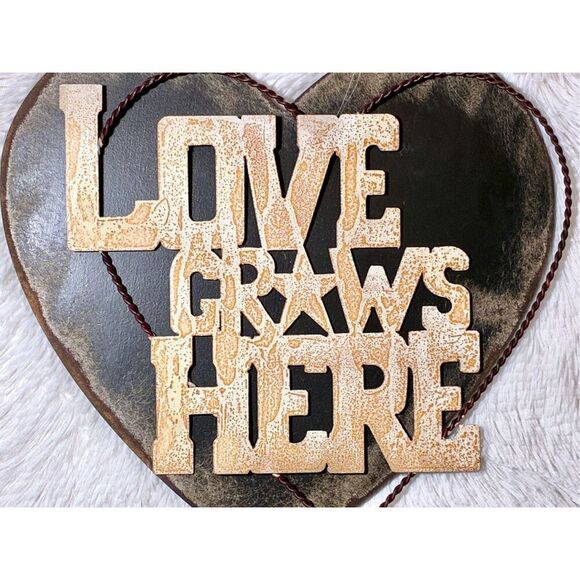 “LOVE GROWS HERE” 3D Distressed Wooden Metal Heart Wall Plaque - Picture 2 of 8